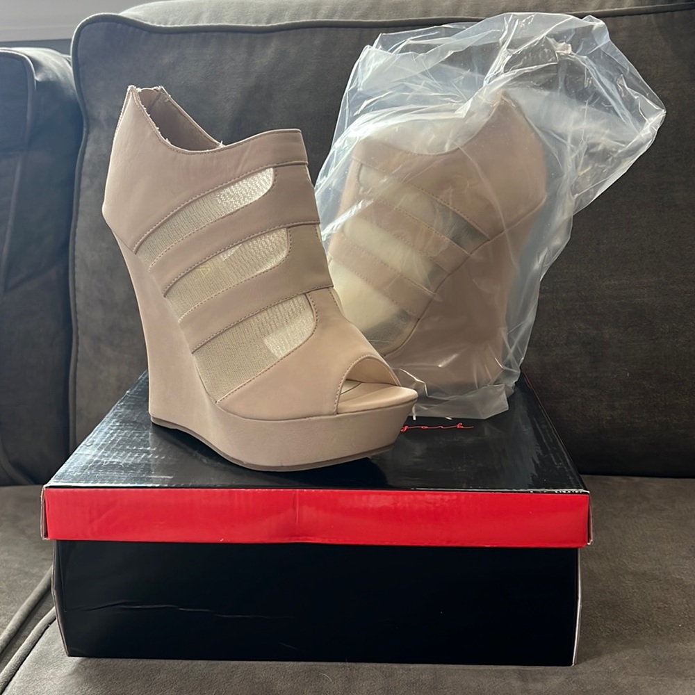 NIB Nude Wedges
